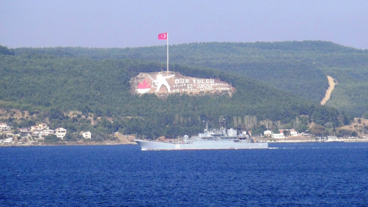 Rus Savaş Gemisi Çanakkale Boğazı\'ndan Geçti
