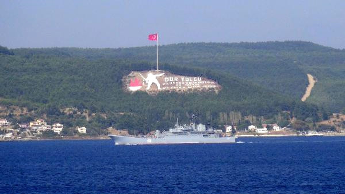 Rus Savaş Gemisi Çanakkale Boğazı\'ndan Geçti