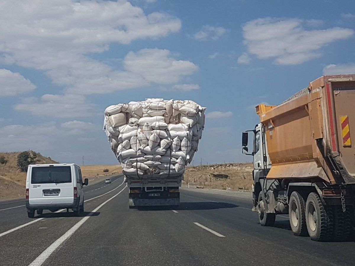 Saman Yüklü Kamyonlara Dikkat
