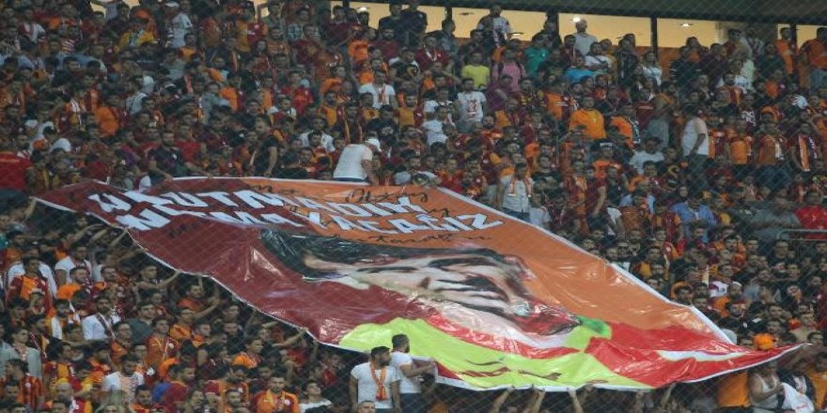 Sarı-kırmızılı Trübünler Metin Oktay\'ı Unutmadı