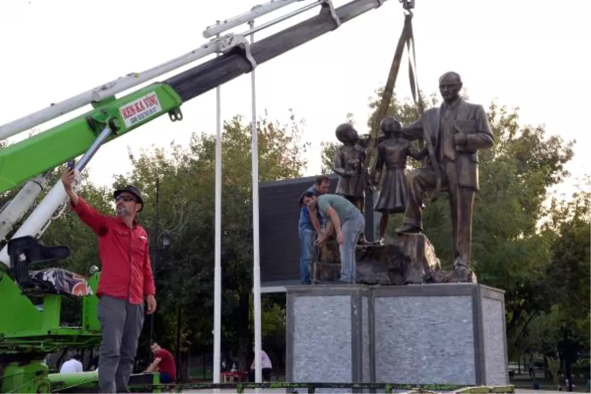 Diyarbakır\'da Tahrip Edilen Atatürk Anıtı, Onarılarak Yerine Monte Edildi
