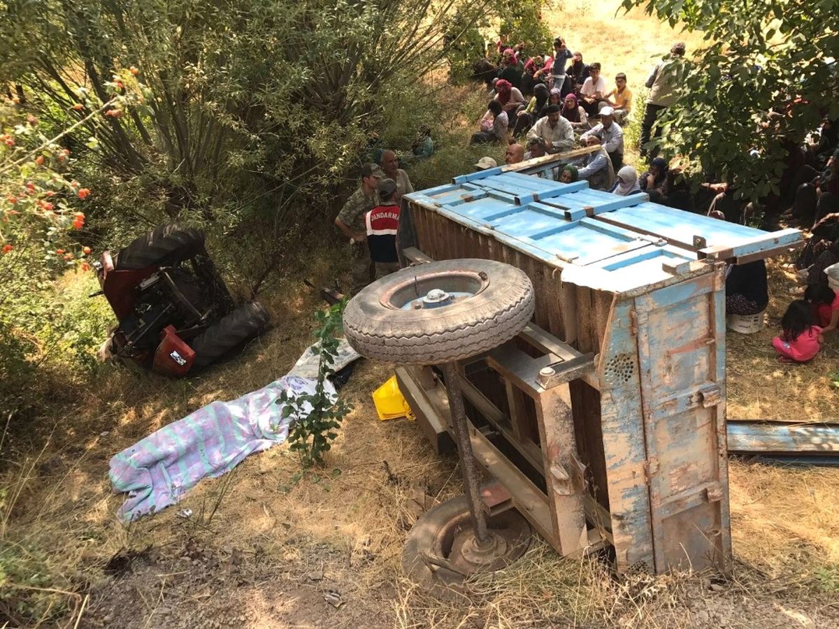 Traktör Şarampole Yuvarlandı: 2 Ölü, 4 Yaralı
