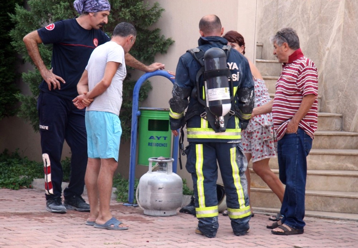 Tüp Patlamasından Çıkan Yangını Apartman Görevlisi Söndürdü