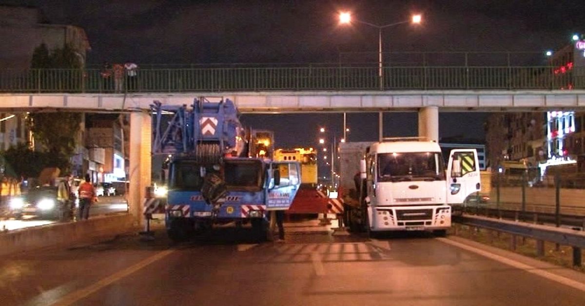Vincin Çarparak Hasar Verdiği Üst Geçit Yenilenmek Üzere Yıkılıyor