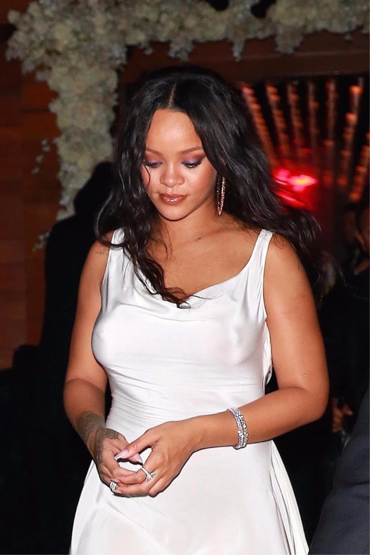 Yine Rihanna Yine Olay! Yardım Gecesinde Sütyenini Çıkarıp Attı