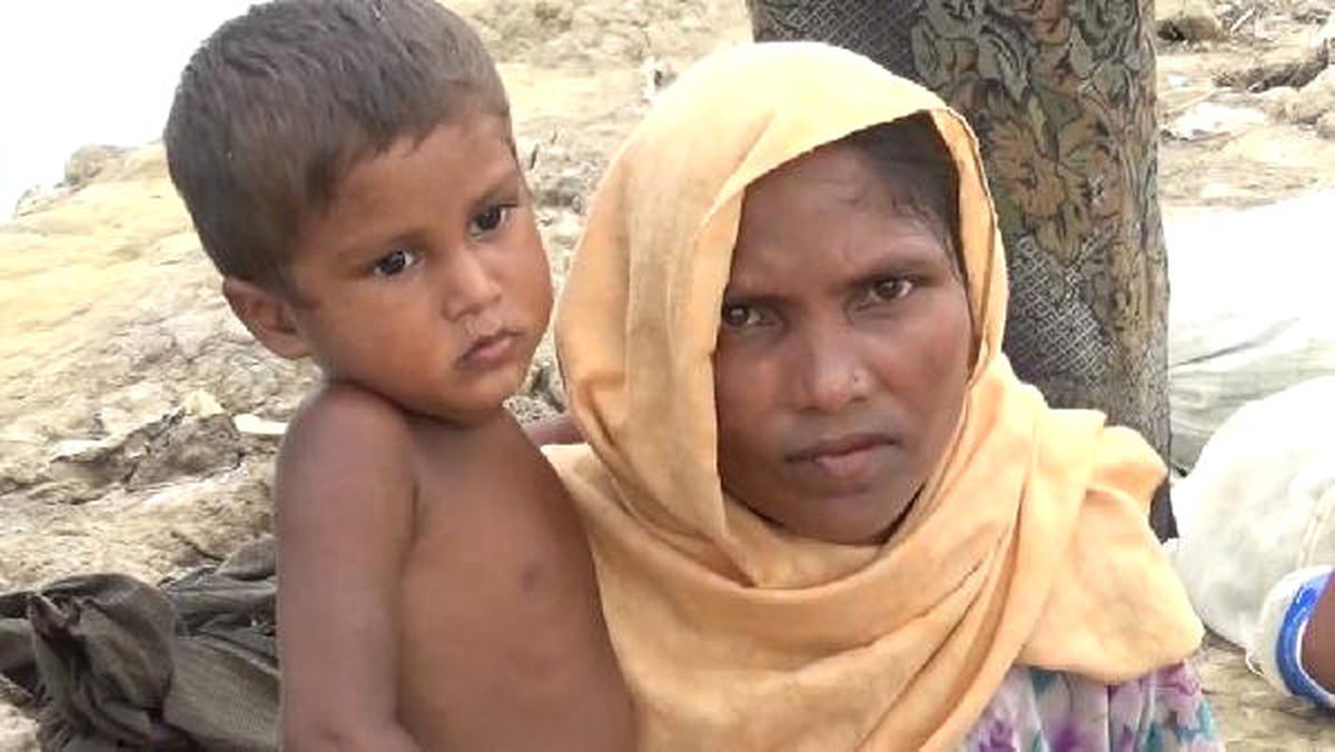 3 Yaşındaki Çırılçıplak 2 Çocuğu ile Birlikte Myanmar\'dan Böyle Kaçtı