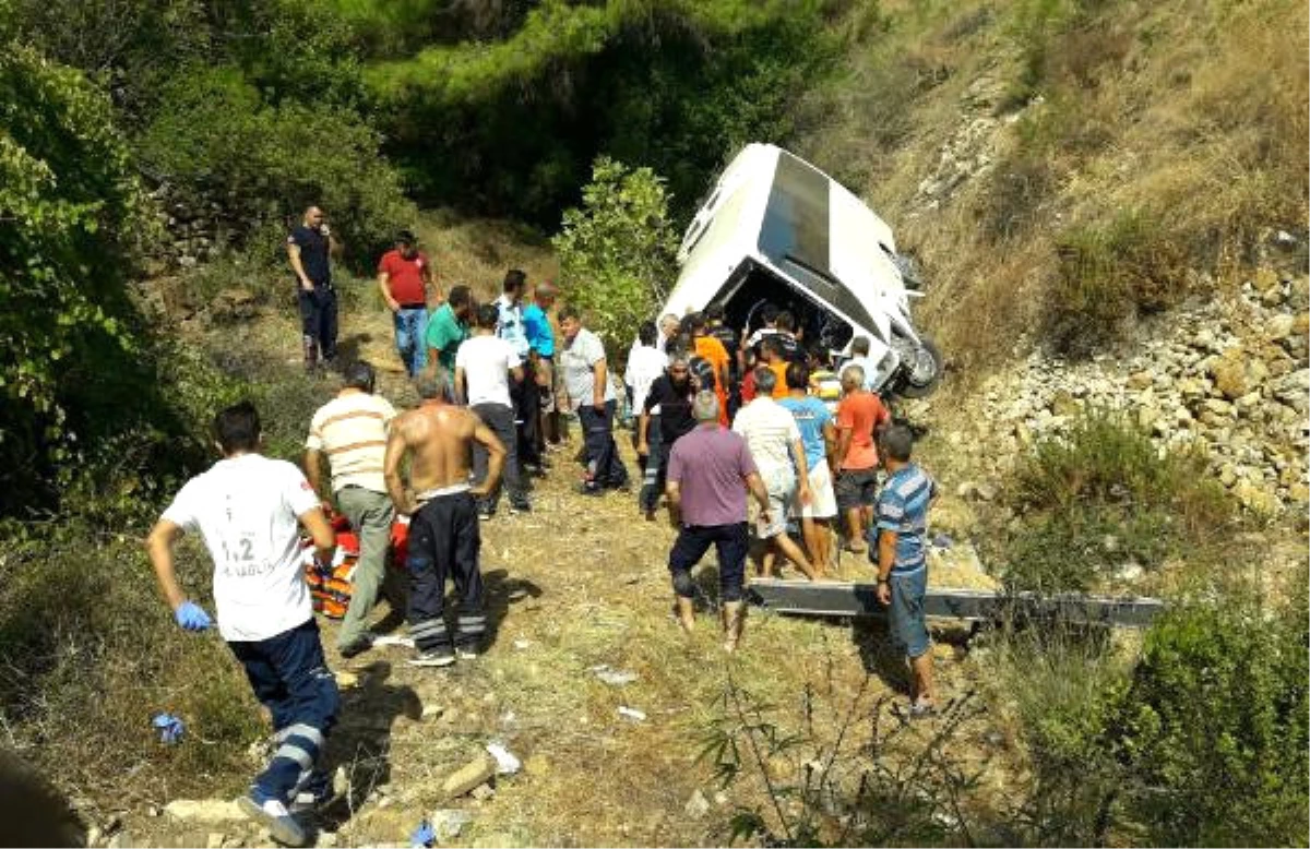 Antalya\'da Şarampole Uçan Tur Midibüsünde Ölen 3 Kişinin Kimliği Belirlendi