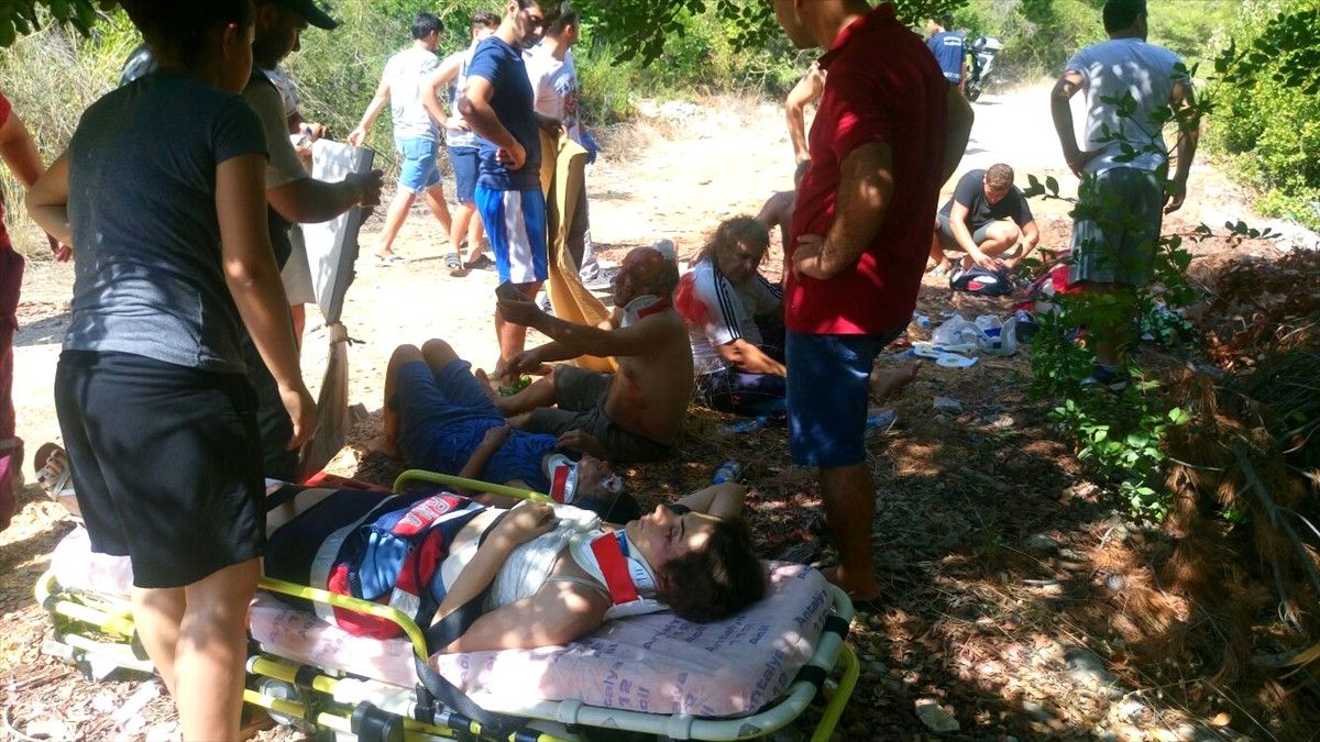 Antalya\'da Tur Midibüsü Uçuruma Yuvarlandı: 2 Ölü, 29 Yaralı