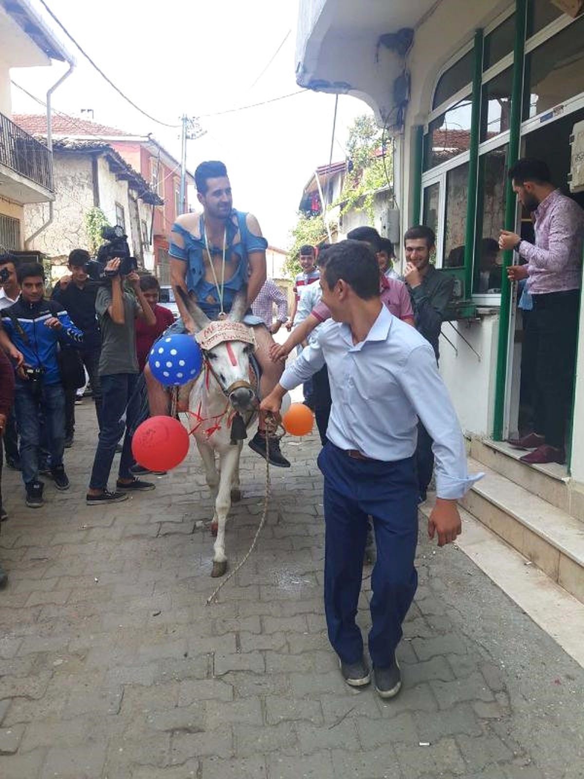 Arkadaşlarından Damada \'Eşek\' Şakası