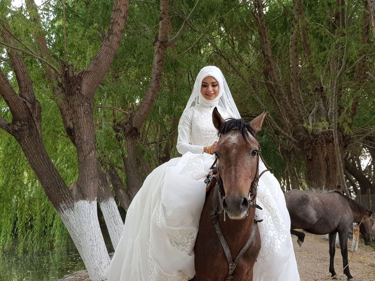 Biniciliği Seven Gelin, Düğün Öncesinde Gelinlikle Ata Bindi