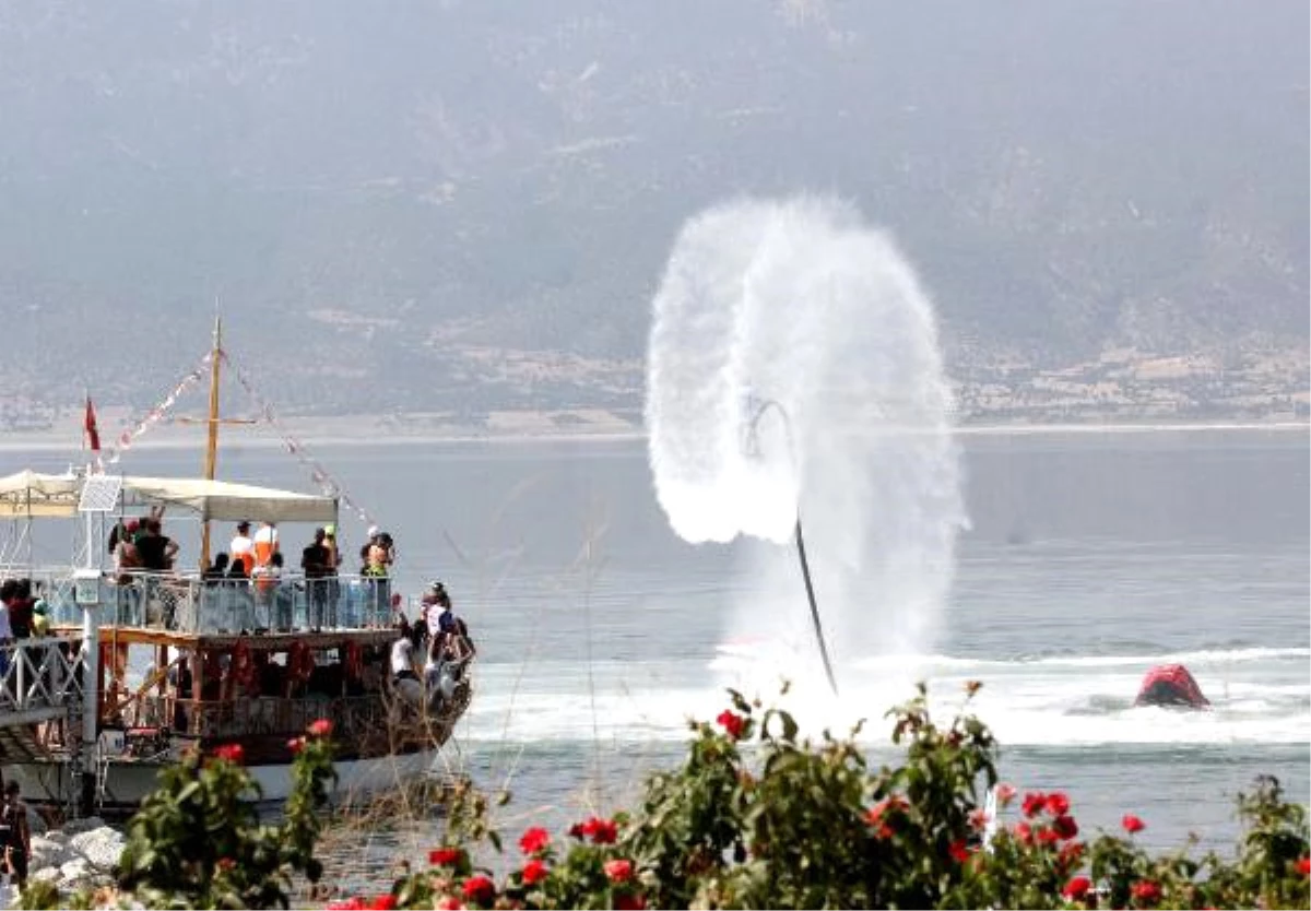 Burdur Gölü\'nde Su Jeti ve Flyboard Şampiyonası\'na 9 ülke katıldı