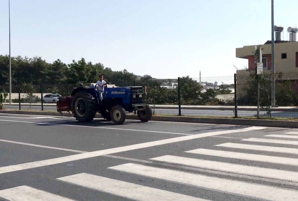 Çocuk Traktör Şoförü Yürekleri Ağza Getirdi
