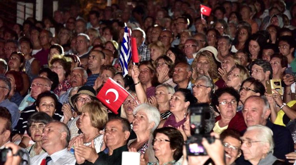 Ege\'nin İki Yakası Şarkılarda Buluştu
