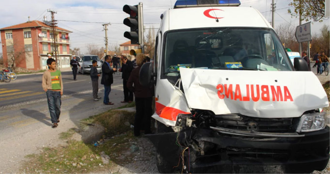 Erzurum\'da Ambulans Devrildi: 3 Yaralı!