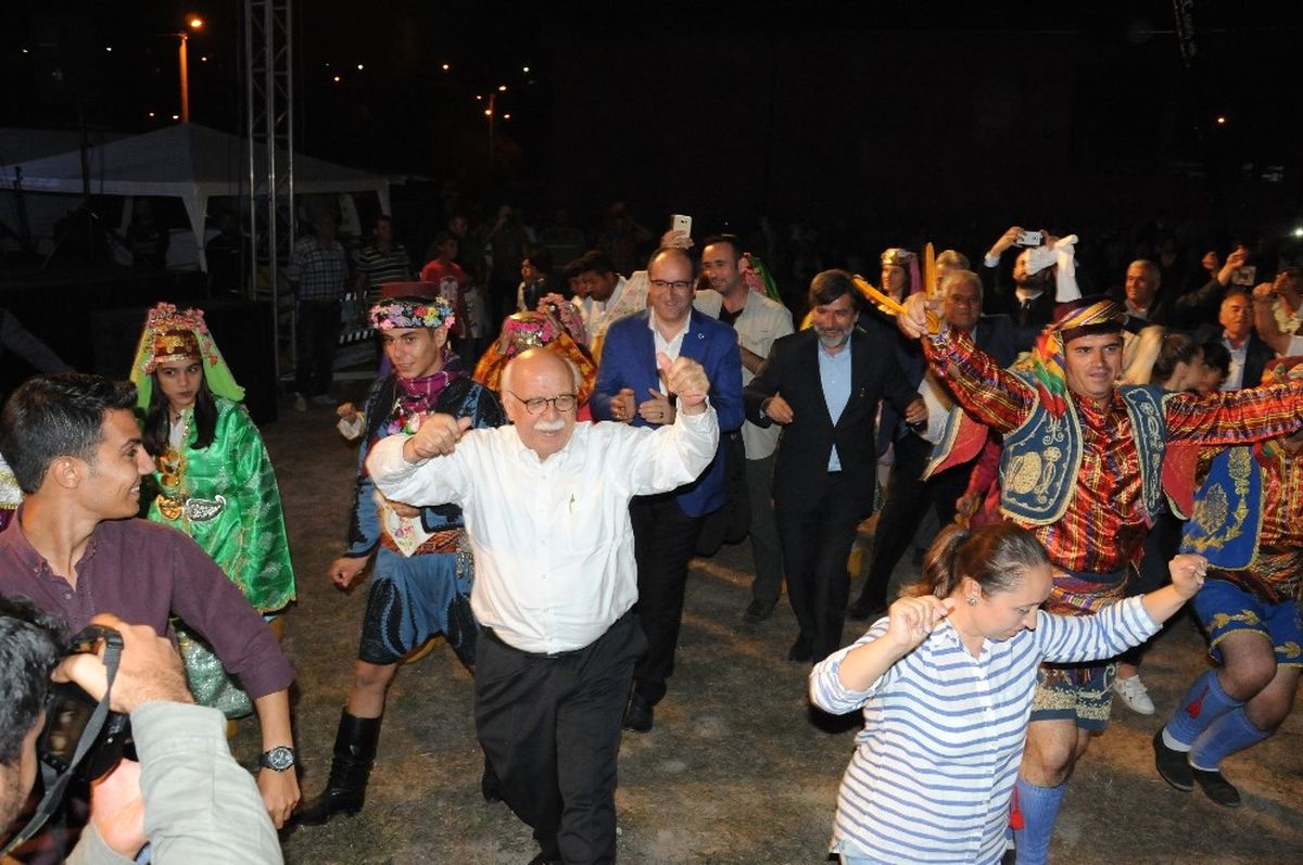 Eski Bakandan Efeleri Kıskandıracak Zeybek Gösterisi