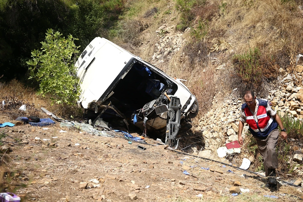 Güncelleme - Antalya\'da Tur Midibüsü Uçuruma Yuvarlandı: 4 Ölü, 27 Yaralı