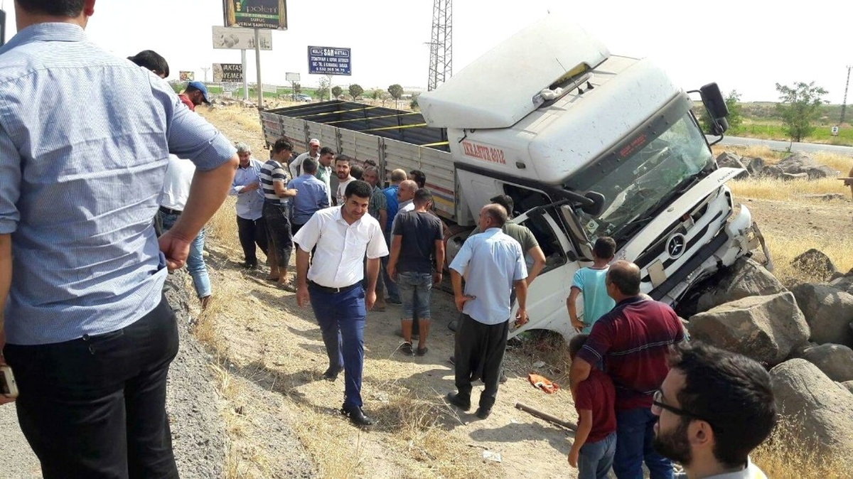 Kontrolden Çıkan Tır Kayalıklara Çarptı