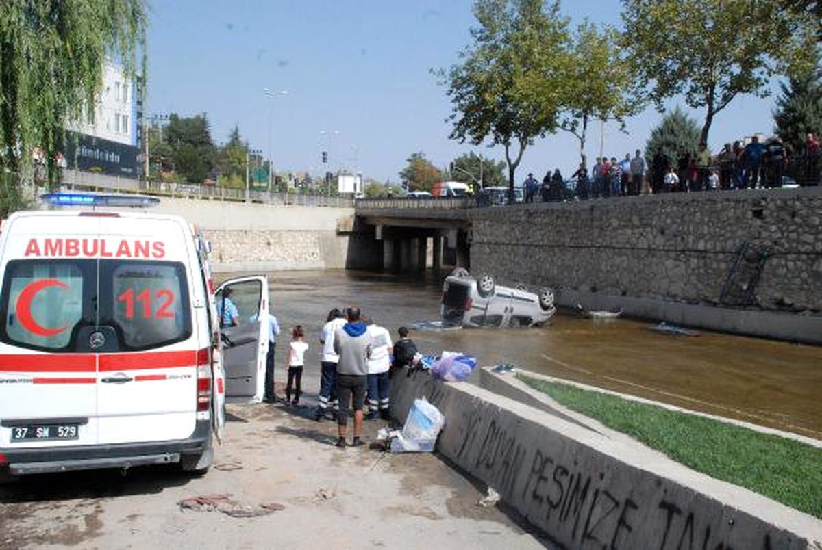 Köprüden Dereye Uçan Araçtan Yara Almadan Çıktılar