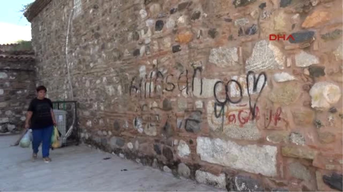 Manisa\'daki Tarihi Duvarların Aşk Defterine Dönmesi Tepki Çekti