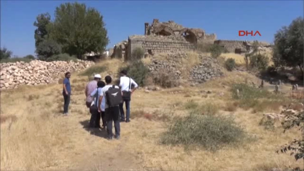 Mardin Midyat\'ta Hristiyan Mimarisi İçin Arkeolojik Yüzey Araştırması
