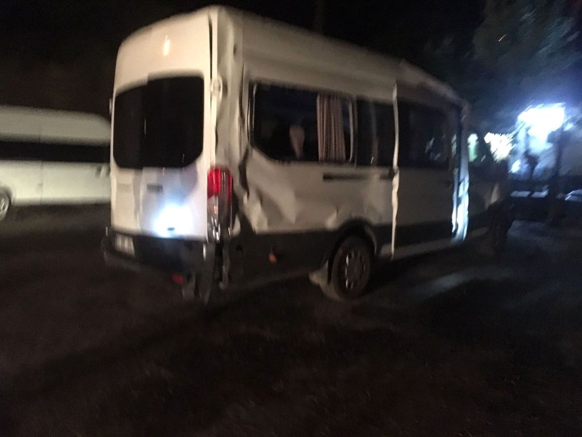 Minibüs Devrildi: 3 Yaralı