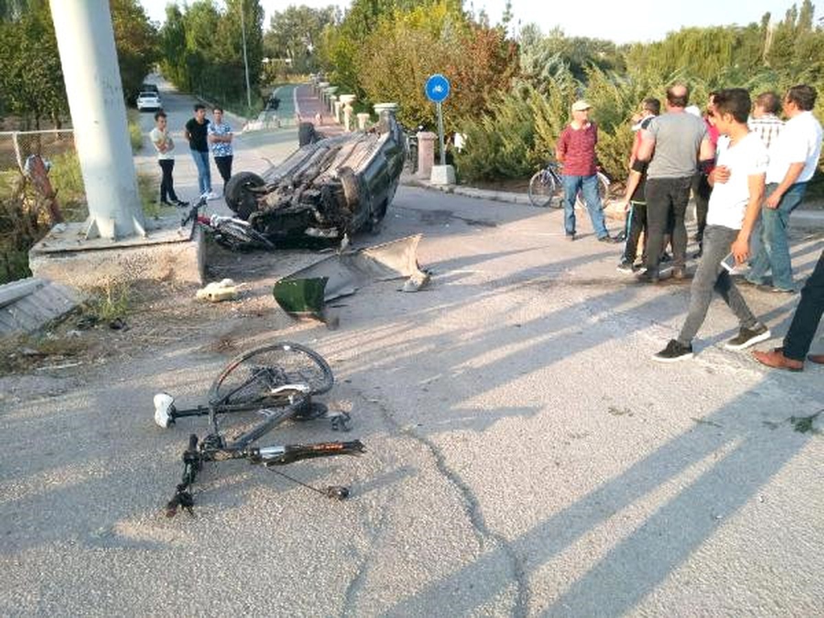 Otomobil 2 Bisikletliye Çarptı: 1 Ölü, 3 Yaralı