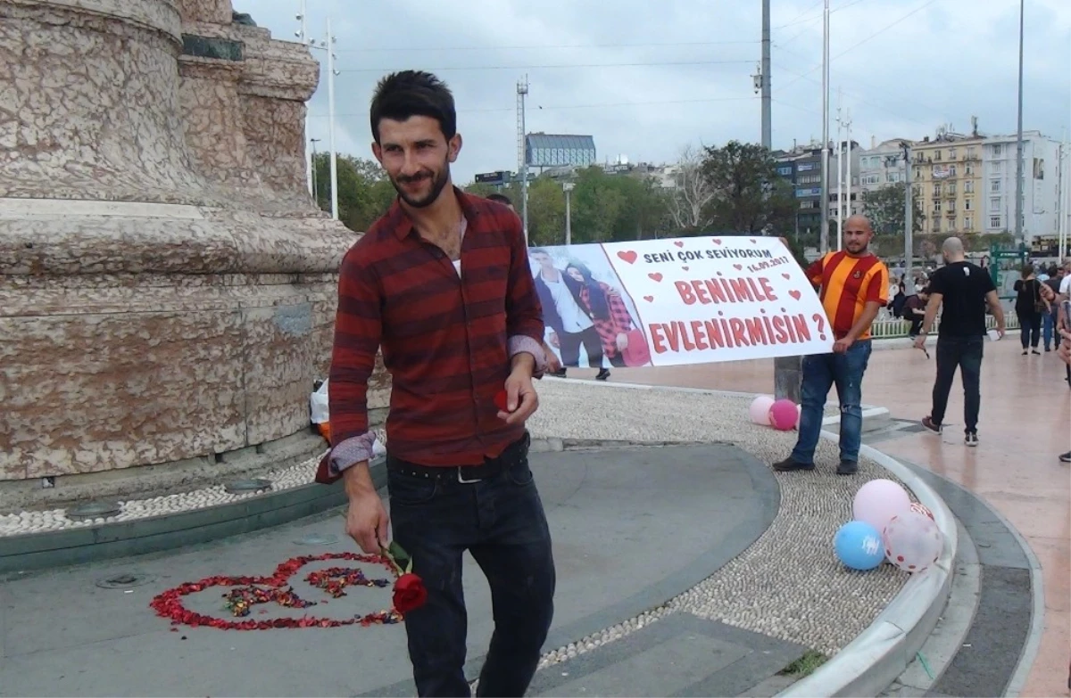 Taksim Meydanı\'ndaki Evlilik Teklifi Renkli Görüntüler Oluşturdu