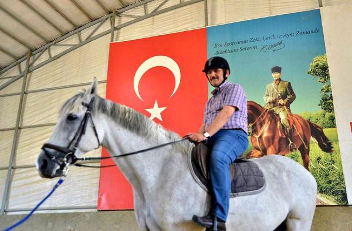 Samsun Valisi Osman Kaymak, At Üzerinde Poz Verdi