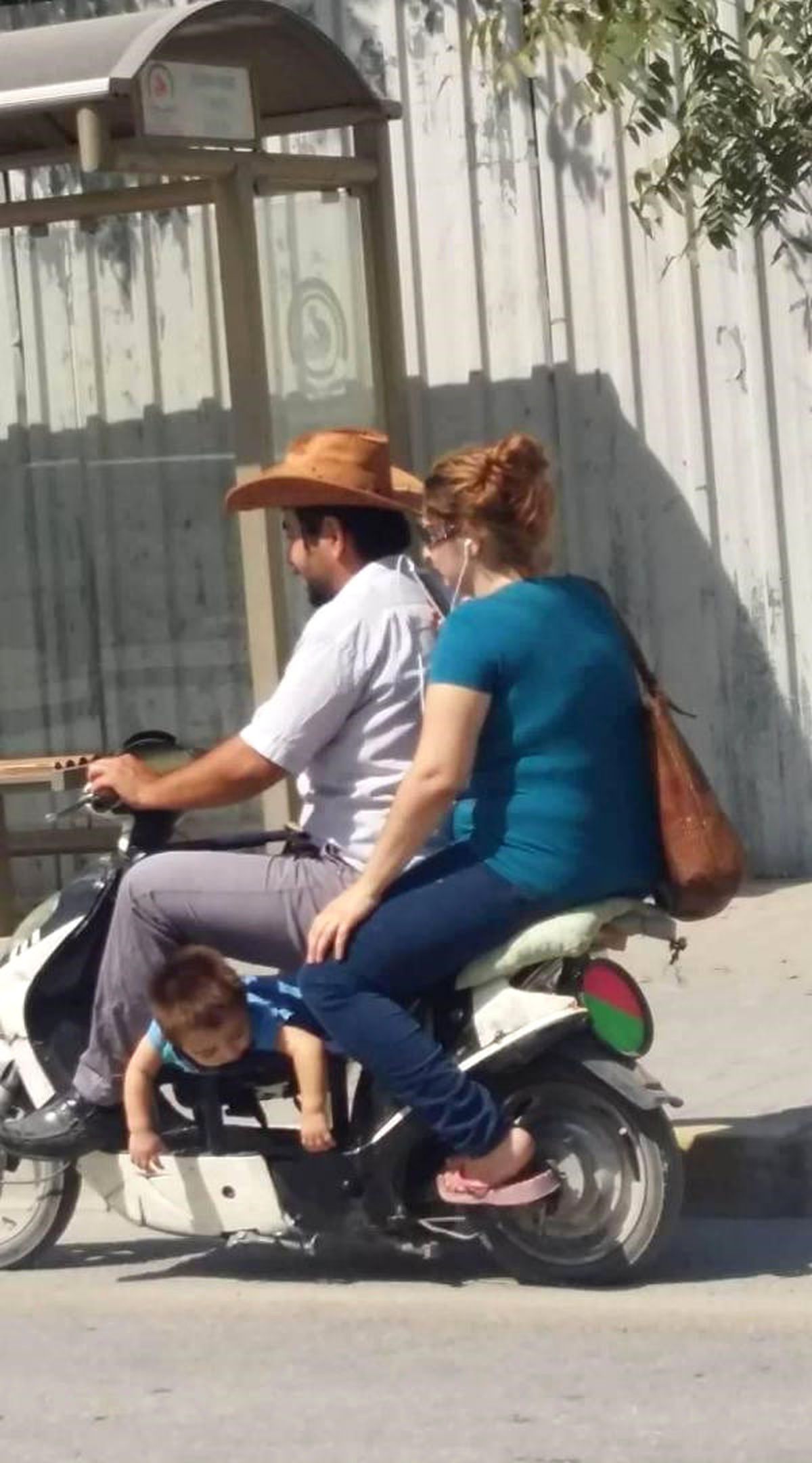 Scooter Üzerinde Tehlikeli Yolculuk