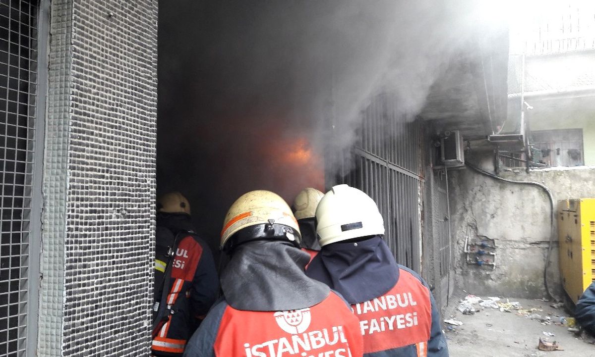 Sultangazi\'de Tekstil Atölyesinde Yangın