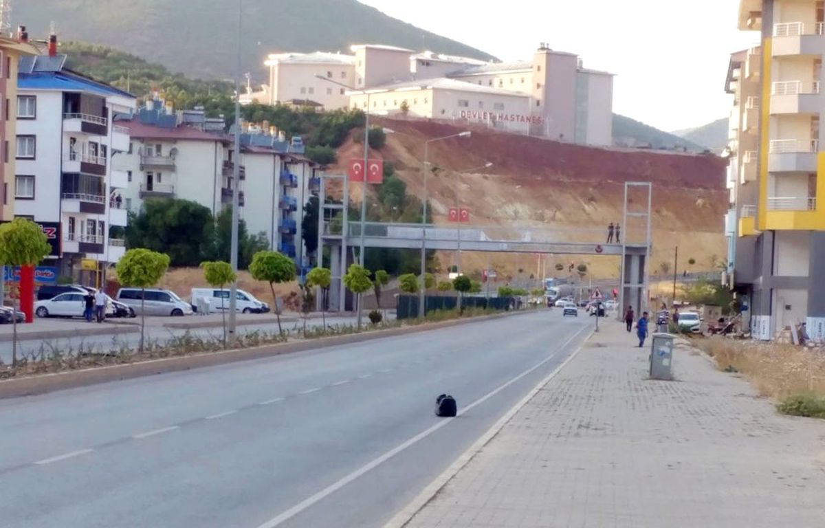 Şüpheli Paketten Kıyafet ve Yiyecek Çıktı