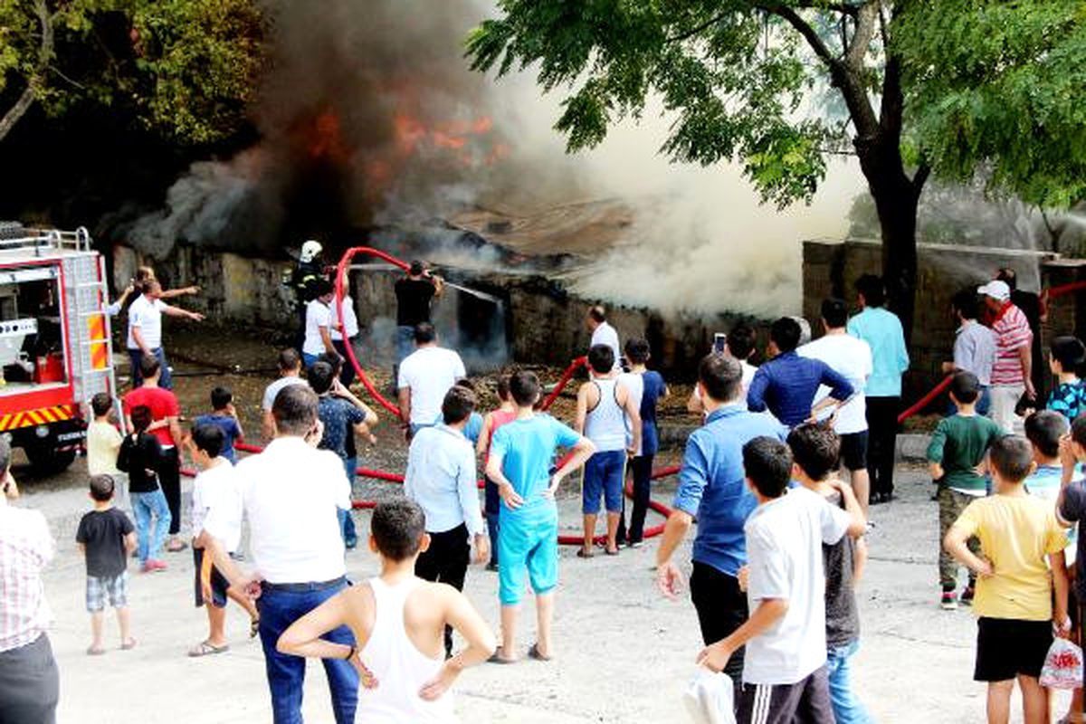 Suriyeliler\'in Kaldığı Evdeki Yangın, Bitişik Evlere Sıçradı (2)