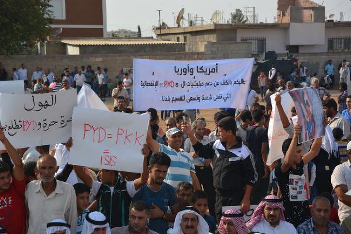 Suriyeliler, Sınırda PKK/PYD\'yi Protesto Etti