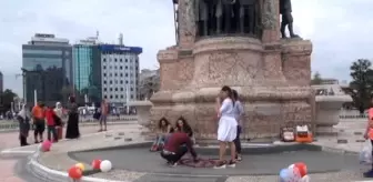 Taksim Meydanı'ndaki Evlilik Teklifi Renkli Görüntüler Oluşturdu