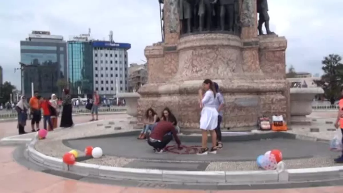 Taksim Meydanı\'ndaki Evlilik Teklifi Renkli Görüntüler Oluşturdu