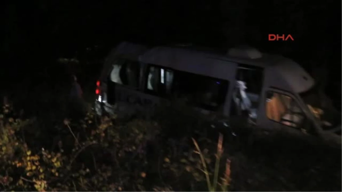 Tekirdağ Lastiği Patlayan Minibüs Yoldan Çıktı 15 Yaralı