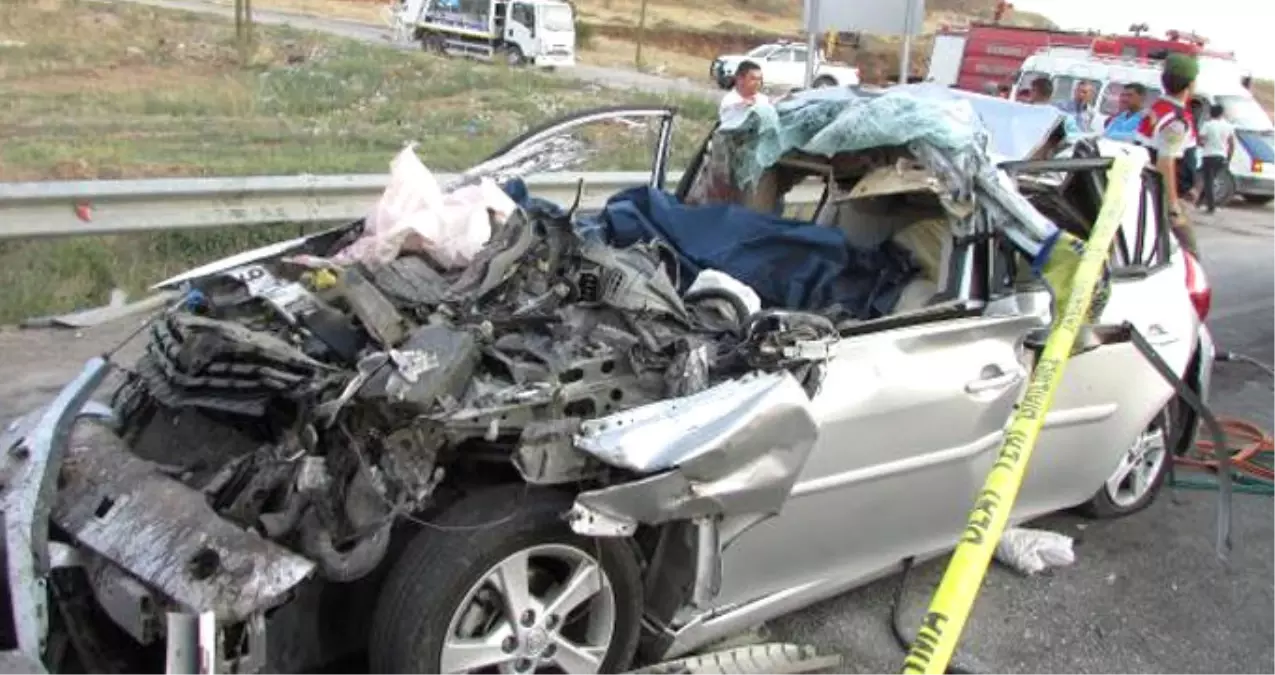 TIR ile Çarpışan Otomobildeki Anne ile Oğlu Öldü, Baba ile Kızı Yaralandı