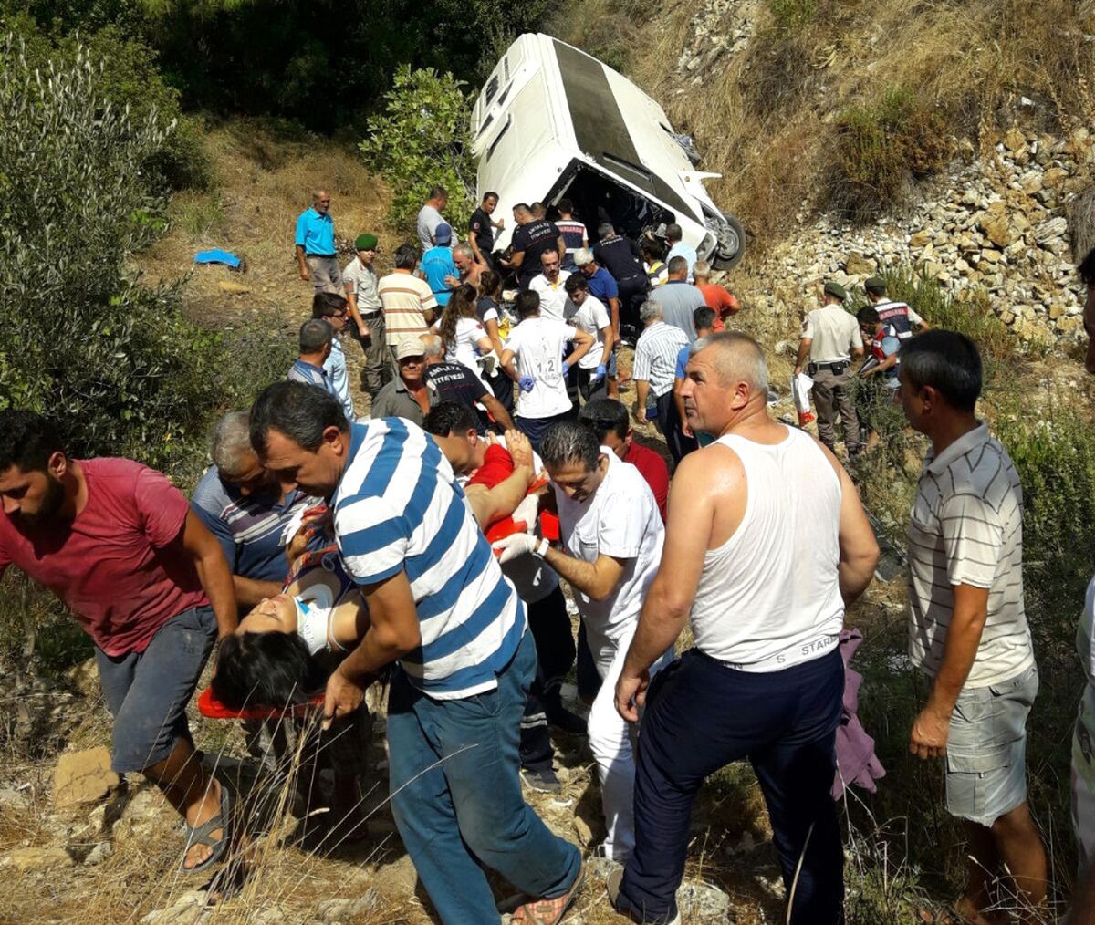 Tur Otobüsü Şarampole Yuvarlandı: 2 Ölü