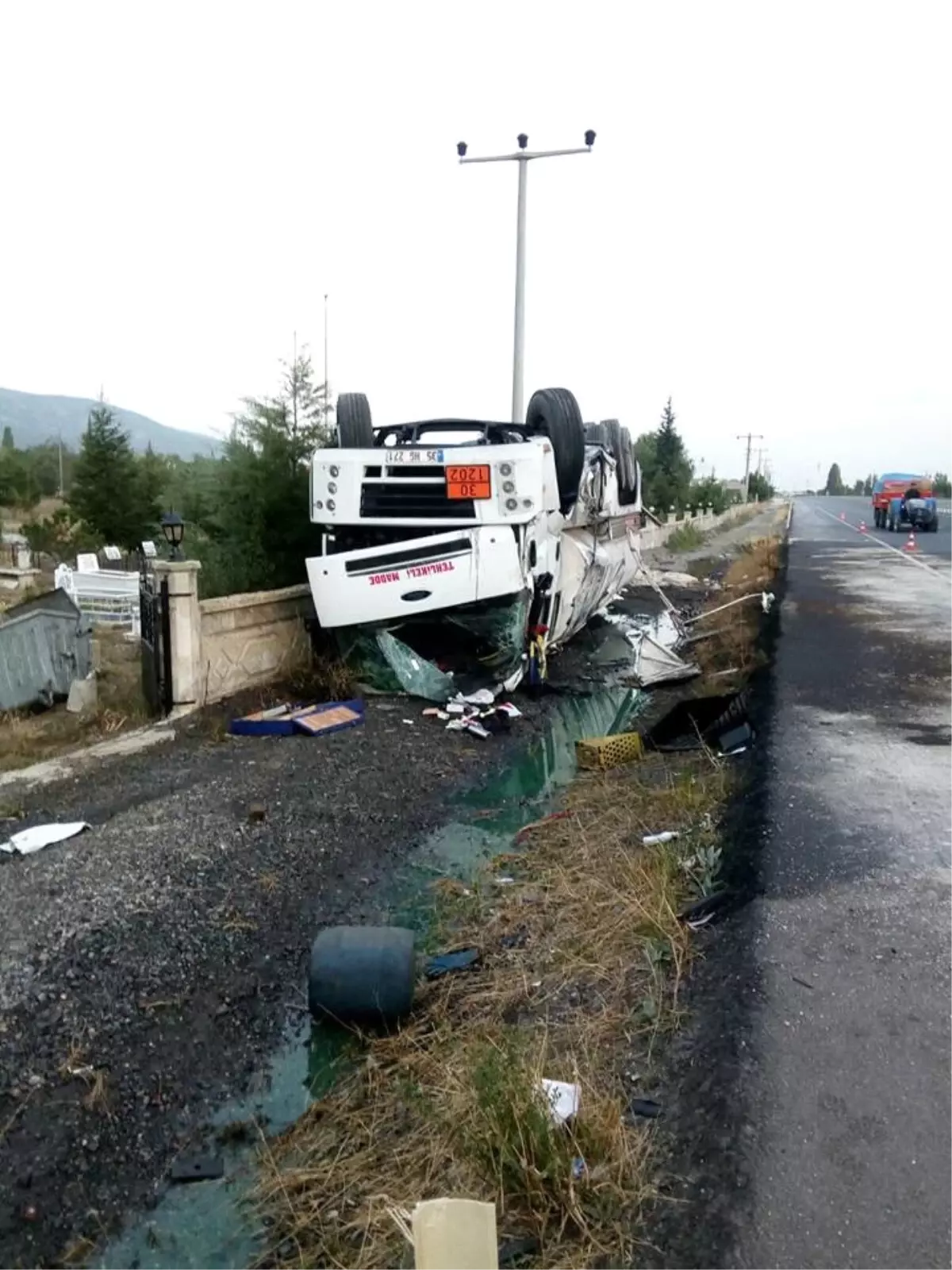 Yüzlerce Litre Akaryakıt Takla Atan Tankerden Yola Aktı