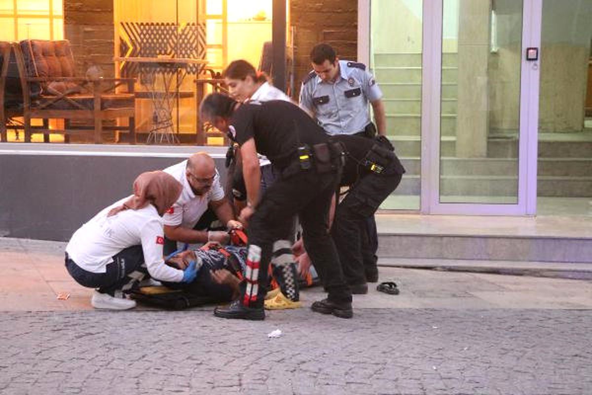4 Katlı Binadan Atladı, Ağır Yaralandı