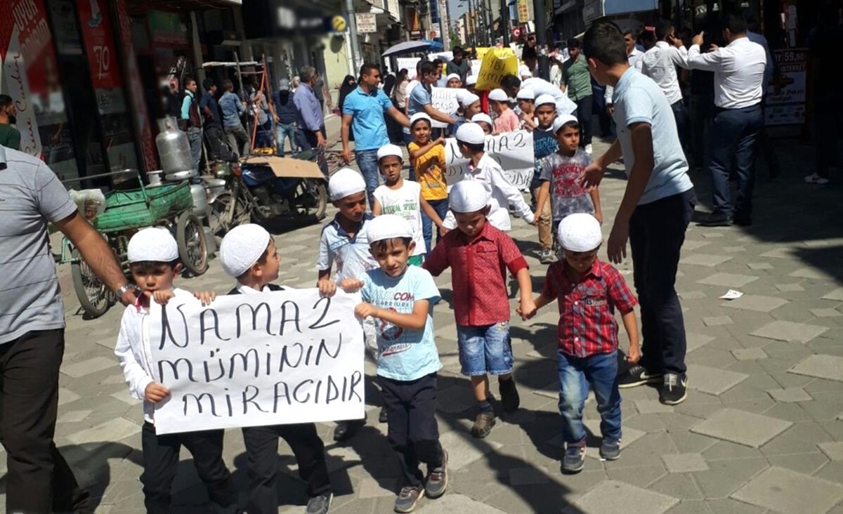 Ağrılı Minikler \'Namaz\' İçin Yürüdü