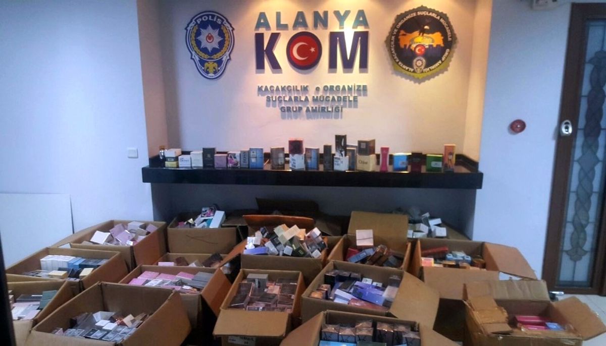 Alanya\'da Bin 554 Kaçak Parfüm Ele Geçirildi