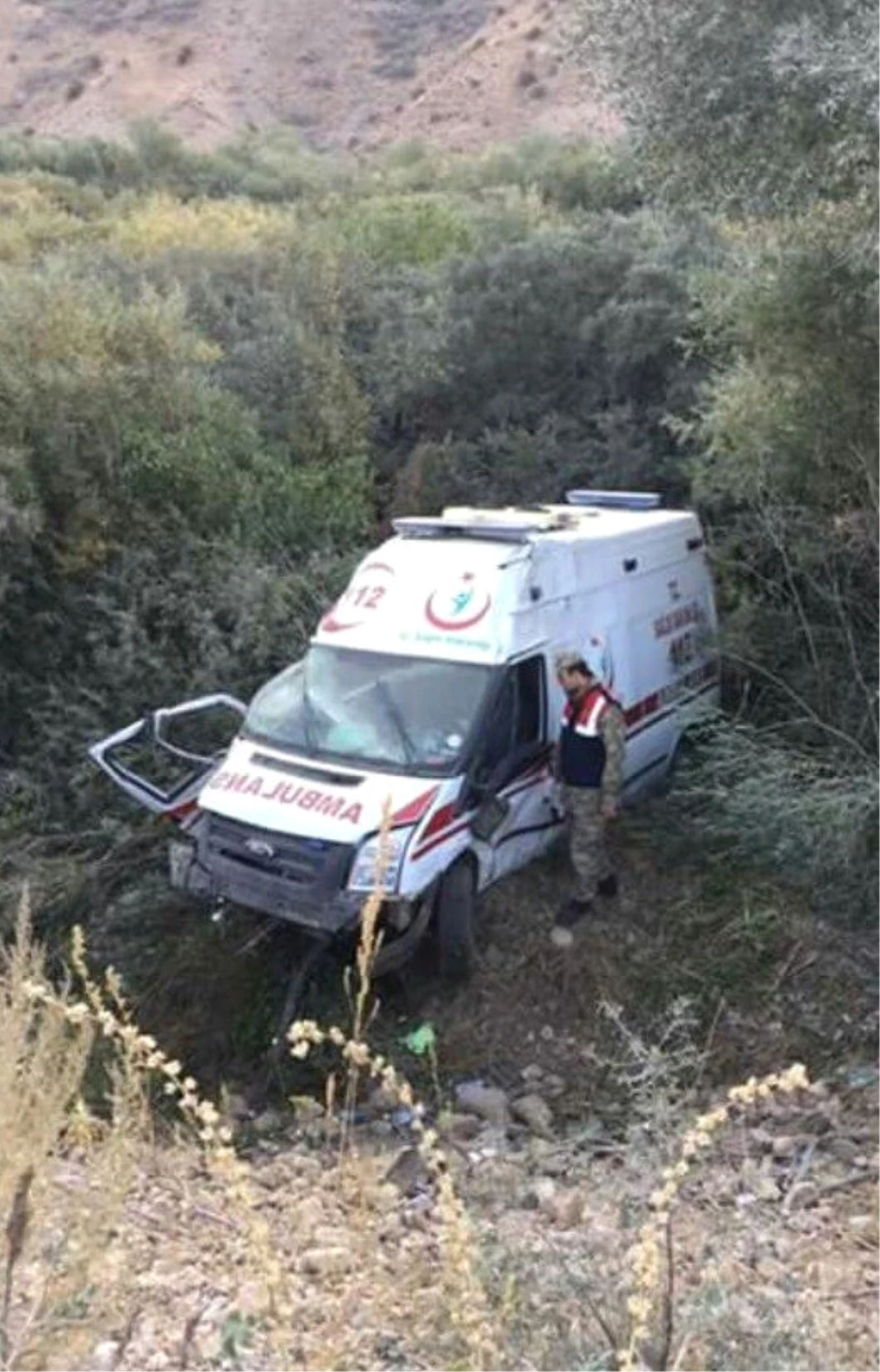 Ambulans Şarampole Devrildi: 3 Yaralı