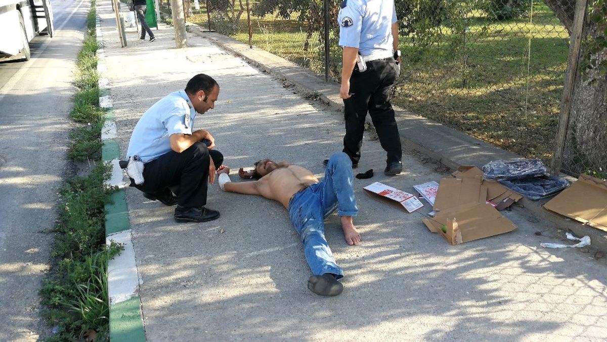Ambulansa Taşınırken Armudunu Yemeye Devam Etti