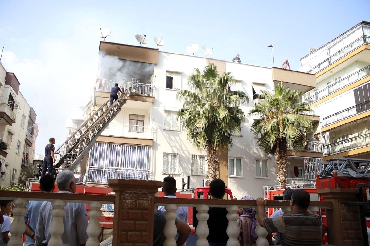 Antalya\'da Ev Yangını Korkuttu