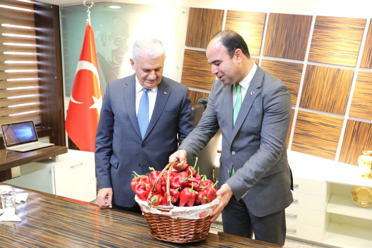 Başbakan Yıldırım\'a \'Acı\' Hediye