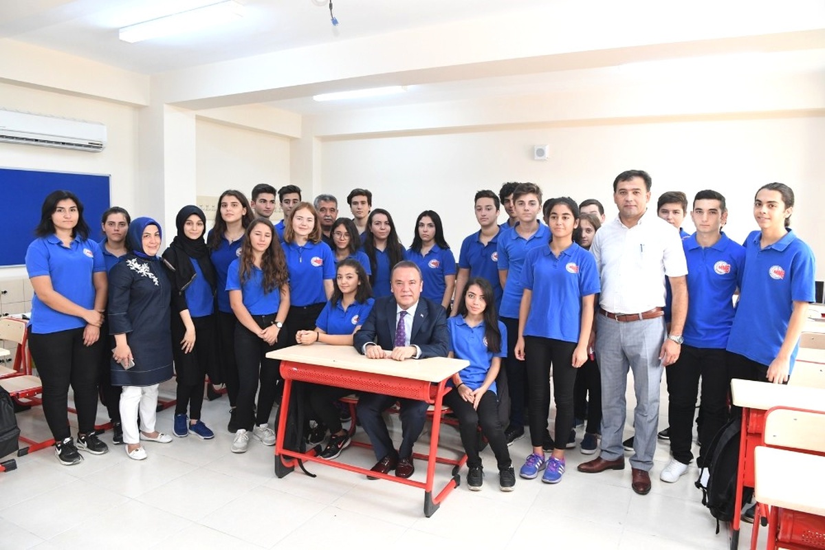 Başkan Böcek: "Hayallerinizin Peşinden Gidin"