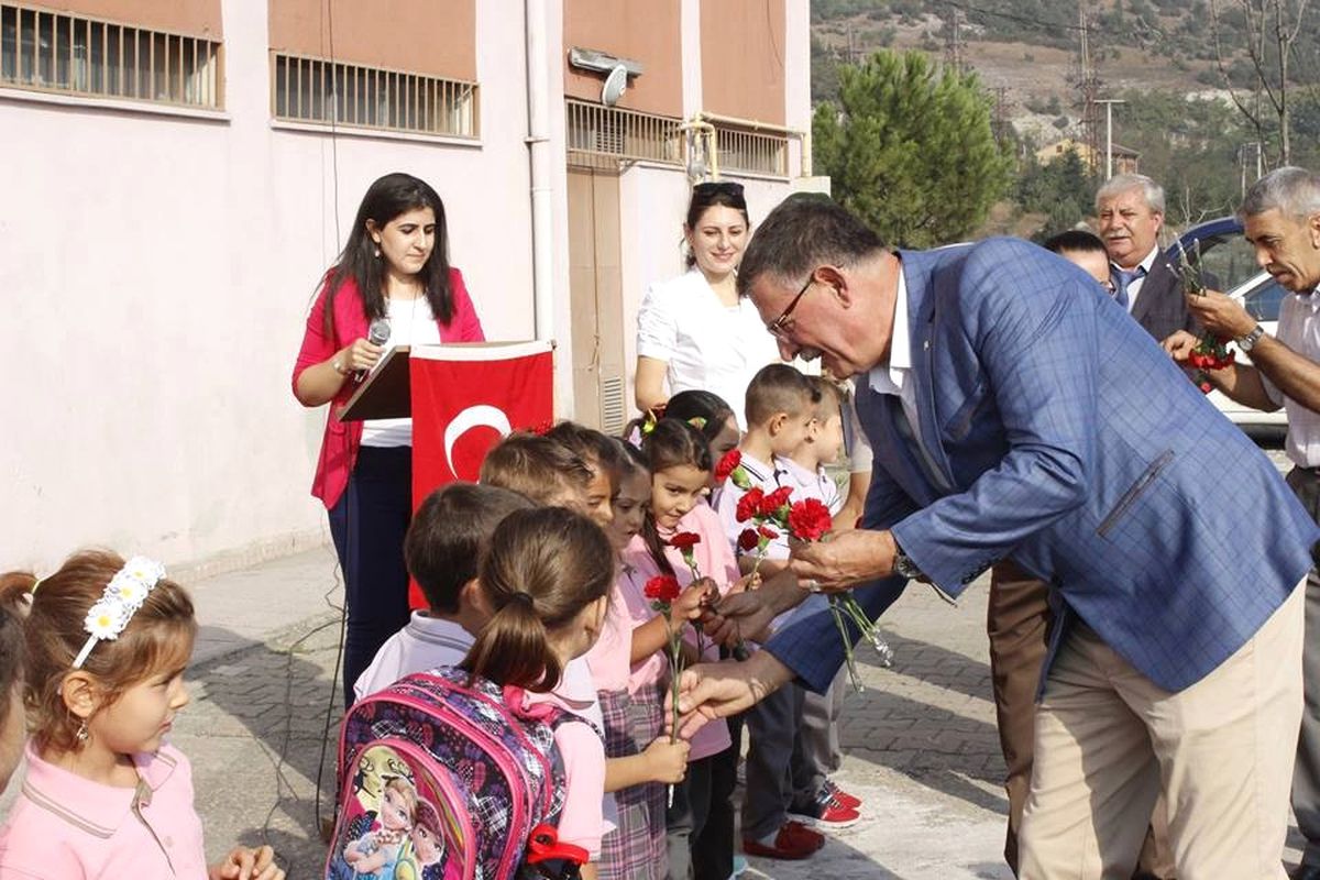 Başkan Duymuş Okula Yeni Başlayan 1\'inci Sınıf Öğrencilerine Karanfil Dağıttı
