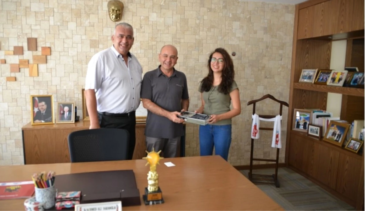 Başkan Saraoğlu, Tıp Fakültesi\'ni Kazanan Öğrenciye Stetoskop Hediye Etti