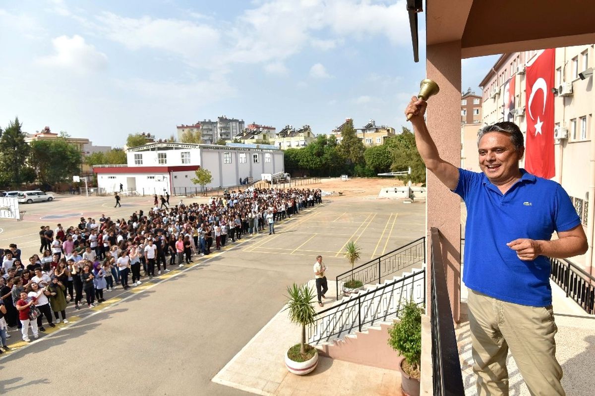 Başkan Uysal, İlk Ders Zilini Çaldı